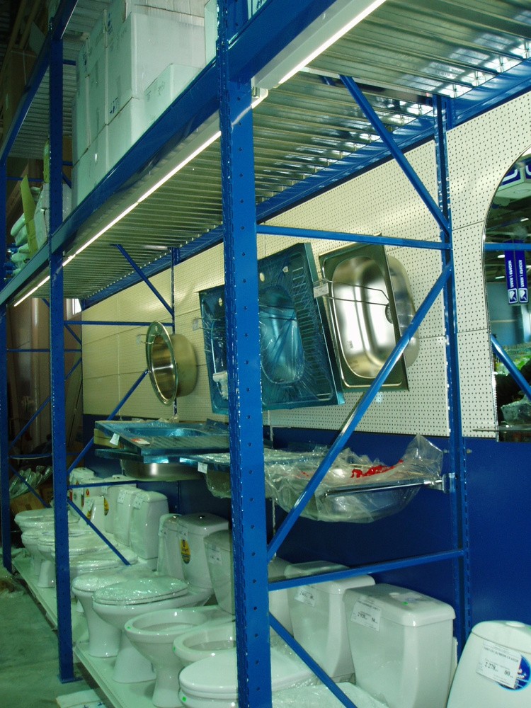 Оснащение магазина «Чистые материалы» стеллажами